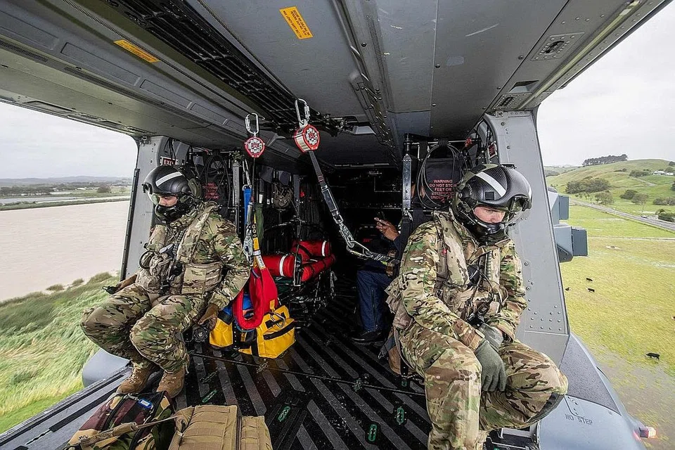 HULUR BANTUAN: Helikopter Angkatan Pertahanan New Zealand yang membawa bekalan bantuan meninjau kawasan yang ditenggelami air banjir di utara Auckland.