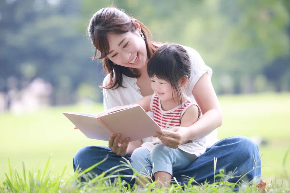 KESERONOKAN MEMBACA: Penting bagi ibu bapa atau penjaga mengikut rentak si kecil ketika membaca bersama supaya mereka melihat kegiatan itu sebagai kegiatan yang menyeronokkan dan bukan sebagai satu paksaan.