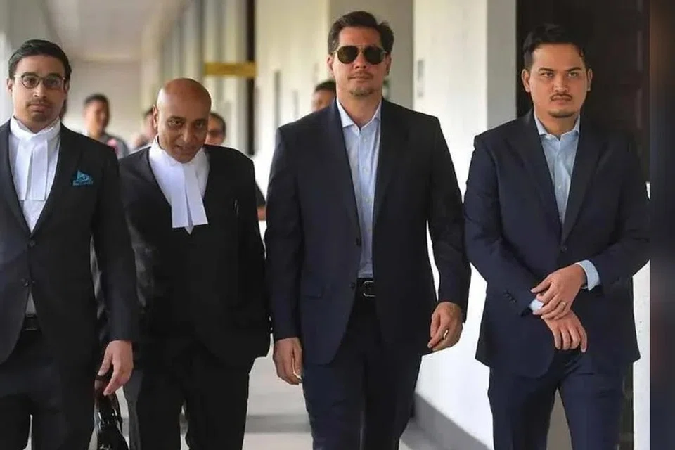 Timbalan Ketua Bahagian Parti Pribumi Bersatu Malaysia (Bersatu) Segambut (Kuala Lumpur), Adam Radlan Adam Muhammad (dua dari kanan), dilepas dan dibebaskan daripada 12 tuduhan rasuah dan pengubahan wang haram. 