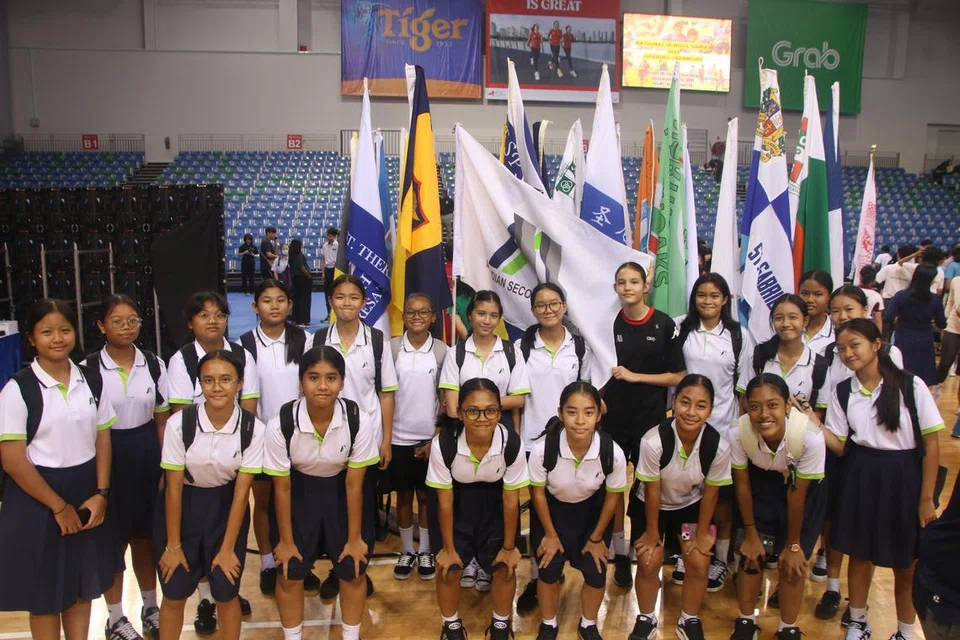 Liyana Indah Rickit (kemeja T hitam, berdiri enam dari kanan) bersama rakan sepasukannya yang merangkul kejuaraan Sukan Sekolah Kebangsaan divisyen ‘B’ pada 2024.