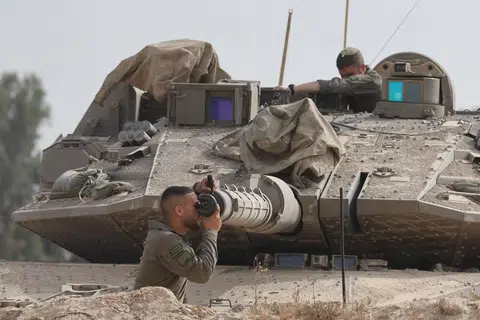 Seorang askar Israel sedang membedil meriam kereta kebal berhampiran sempadan Gaza di selatan Israel, pada 19 Mei. Angkatan Pertahanan Israel (IDF) telah mengumumkan pelancaran operasi berskala besar di Jaluran Gaza yang dinamakan, ‘Gideon’s Chariots’, bertujuan memberi tekanan kepada Hamas supaya membebaskan baki 58 tebusan Israel yang masih ditahan.