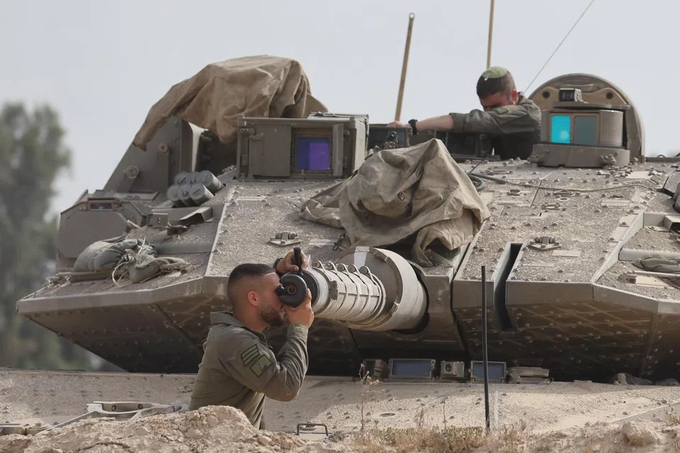 Seorang askar Israel sedang membedil meriam kereta kebal berhampiran sempadan Gaza di selatan Israel, pada 19 Mei. Angkatan Pertahanan Israel (IDF) telah mengumumkan pelancaran operasi berskala besar di Jaluran Gaza yang dinamakan, ‘Gideon’s Chariots’, bertujuan memberi tekanan kepada Hamas supaya membebaskan baki 58 tebusan Israel yang masih ditahan.