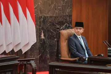 Naib Presiden Indonesia, Encik Gibran Rakabuming Raka, menghadiri acara di Kompleks Parlimen Senayan di Jakarta pada 20 Mei 2026. Mahkamah Perlembagaan pada 6 Oktober menolak petisyen yang mahu beliau disingkirkan atas dakwaan gagal memenuhi syarat kelayakan pendidikan dalam Pilihan Raya Presiden 2024, namun mendapati tiada bukti meyakinkan bahawa beliau memiliki diploma yang membuktikan tamat pendidikan sekolah menengah atas di luar negara