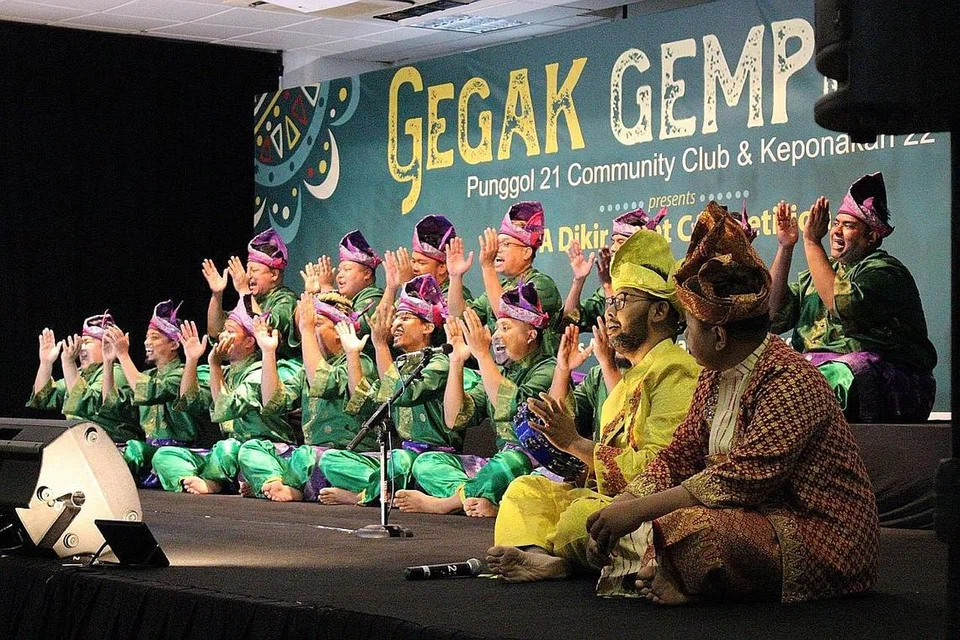 MEMUKAU: Johan Gegak Gempita, Makyong Kedek semasa pertandingan. - Foto-foto GEGAK GEMPITA 