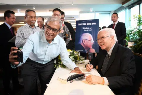 Mantan Menteri Negara Kanan (Ehwal Luar), Encik Zainul Abidin Rasheed (tengah) mengambil kesempatan bergambar dengan Dr Tony Tan sewaktu pelancaran buku, Tony Tan Keng Yam: My Political Journey, sambil disaksikan mantan Setiausaha Parlimen Kanan, Encik Hawazi Daipi (dua dari kanan). 