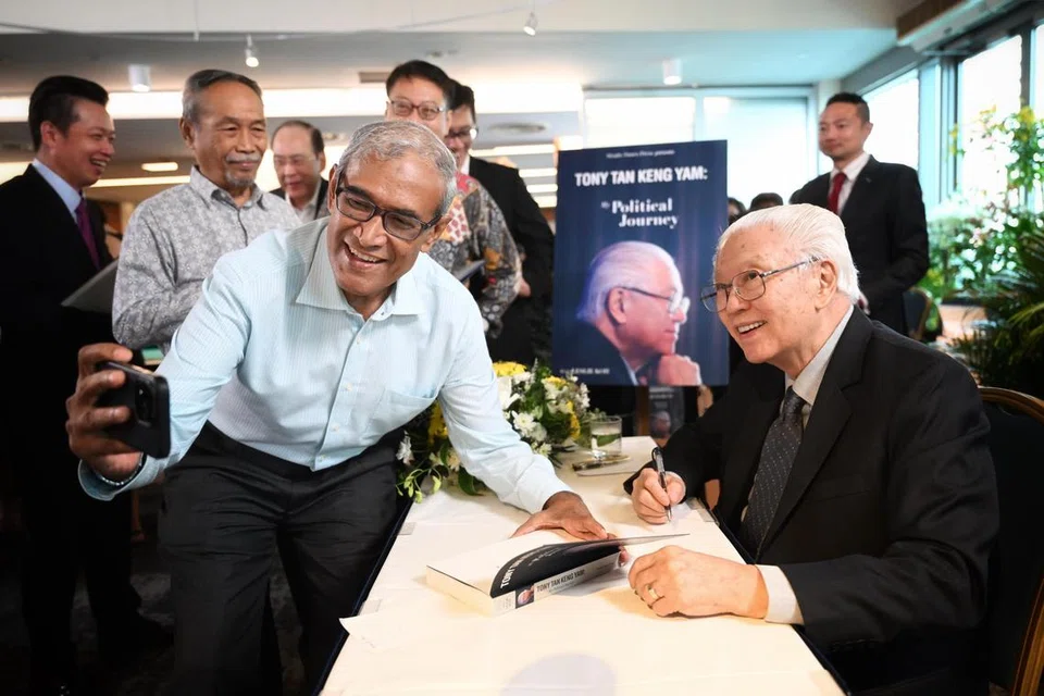 Mantan Menteri Negara Kanan (Ehwal Luar), Encik Zainul Abidin Rasheed (tengah) mengambil kesempatan bergambar dengan Dr Tony Tan sewaktu pelancaran buku, Tony Tan Keng Yam: My Political Journey, sambil disaksikan mantan Setiausaha Parlimen Kanan, Encik Hawazi Daipi (dua dari kanan). 