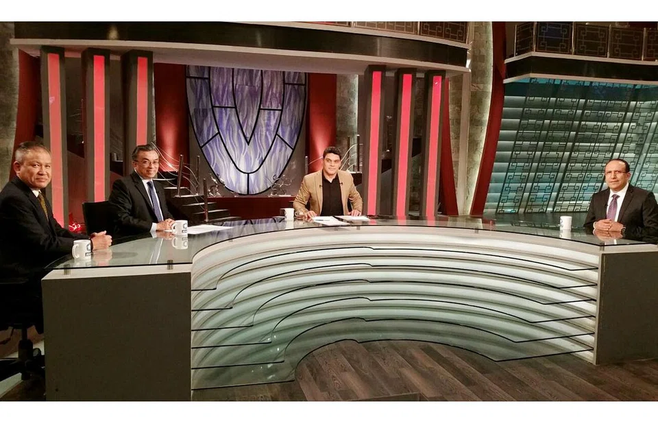 TEMBUSI PASARAN MESIR: Dr Magdi AbdelHafez (kanan), Encik Suhaimi Salleh (dua dari kiri) dan Pengarah Bersekutu SSA, Dr Zainal Abidin Ahmad (kiri) diundang menyertai rancangan televisyen '90 Minutes' di Al Mehwar TV untuk bercakap mengenai keusahawanan dan JOE dengan hos rancangan, Dr Moataz AbdelFattah (dua dari kanan). - Foto SSA CONSULTING GROUP