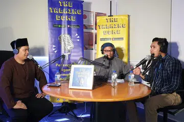 IKUT TREND: (Dari kiri) Kadi Pejabat Pendaftaran Pernikahan Orang Islam (ROMM), Ustaz Ma’az Sallim; Ketua Dakwah & Pembangunan Keluarga, Ustaz Md Nazeeh; dan Ketua Sosial & Pembangunan Masyarakat, Ustaz Raja Lutfil Hadi, merungkai isu agama dalam podcast Masjid Al-Istighfar, ‘The Talking Dome’.