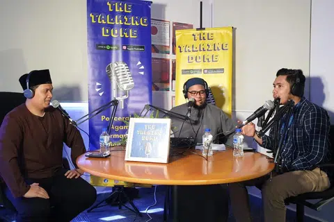 IKUT TREND: (Dari kiri) Kadi Pejabat Pendaftaran Pernikahan Orang Islam (ROMM), Ustaz Ma’az Sallim; Ketua Dakwah & Pembangunan Keluarga, Ustaz Md Nazeeh; dan Ketua Sosial & Pembangunan Masyarakat, Ustaz Raja Lutfil Hadi, merungkai isu agama dalam podcast Masjid Al-Istighfar, ‘The Talking Dome’.