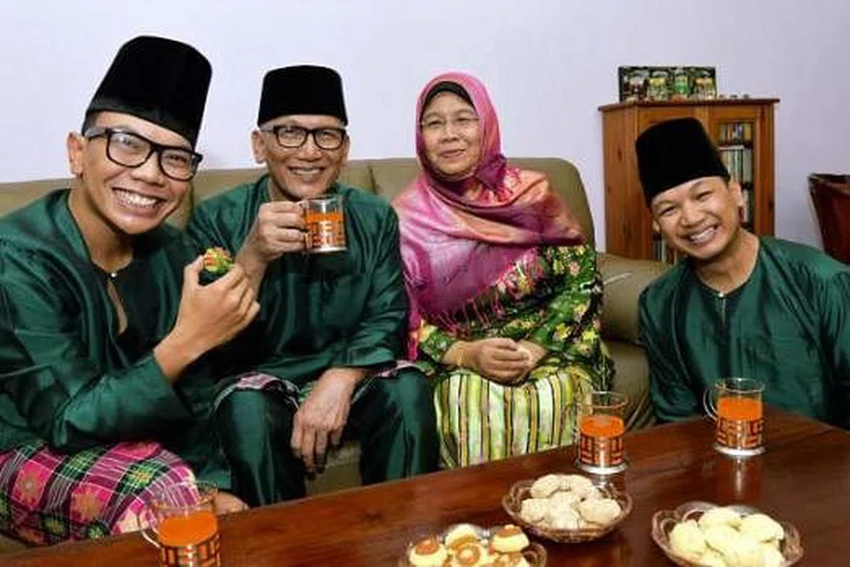 TANDA KESYUKURAN: Idafi (kiri) bersama keluarga termasuk (dari kanan) abangnya, Encik Mohammad Izuan, ibunya, Cik Rumiyati Muhammad Taib, dan bapanya, Encik Tumari Darno, bersyukur setiap kali menjelang pagi Syawal kerana dapat berkumpul bersama dan menziarah ke rumah saudara mara. - Foto KHALID BABA