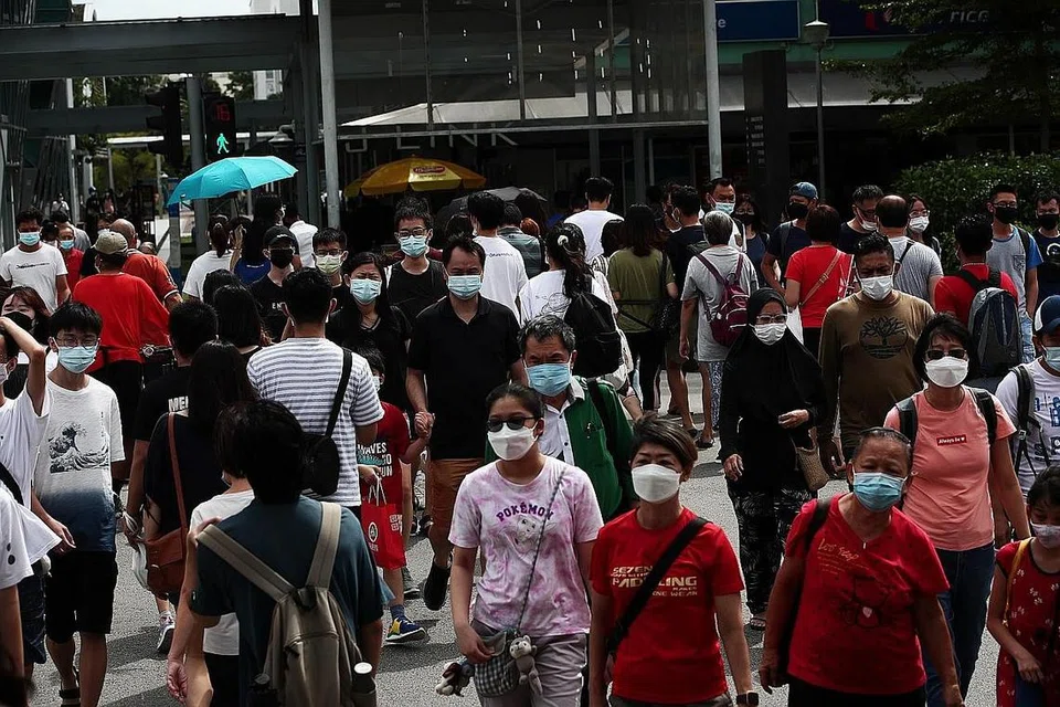LIBATKAN SEMUA BANGSA: Di bawah projek yang diberi nama yang diberi nama SG100K itu, para peserta Melayu dan India membentuk 40 peratus daripada 100,000 warga Singapura yang akan dikaji, dan bakinya masyarakat Cina. - Foto BH oleh KELVIN CHNG