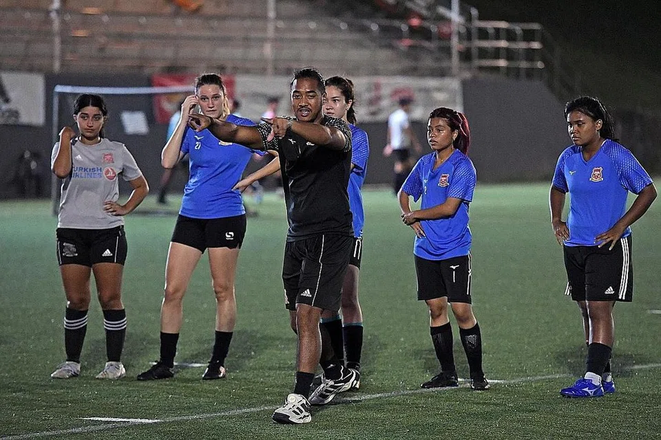 SUNTIK PEMBAHARUAN: Jurulatih Tampines Rovers, Joe O'Sullivan (berbaju hitam) mahu pasukannya mencabar pasukan teratas Liga Perdana Wanita dengan gaya permainan yang mengujakan. - Foto ST