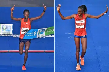 JUARA: Pelari Kenya Joshua Kipkorir (kiri) dan Priscah Cherono masing-masing muncul juara kategori elit lelaki dan wanita dalam acara larian Maraton Standard Chartered Singapura (SCSM) kelmarin. - Foto-foto BH oleh LIM YAOHUI