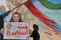 Sebuah mural anti-Amerika Syarikat dan anti-Israel tertera tulisan “Demi revolusi, kami semua telah datang” di ibu negara Teheran pada 10 Mei 2026. Jurucakap Suruhanjaya Keselamatan Nasional Parlimen Iran pada hari yang sama memberi amaran kepada Amerika supaya tidak menyerang kapal di perairan Teluk, sambil menegaskan bahawa kesabaran Teheran sudah berakhir.