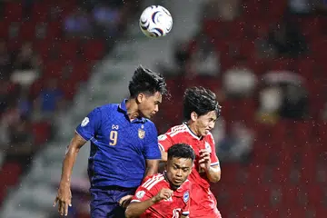 Barisan pemain Singangapura memberi tentangan habis-habisan ketika melawan Thailand di Stadium Rajamangala untuk mendapatkan kemenangan 2-1 sebelum akur tersingkir dengan agregat 3-4.
