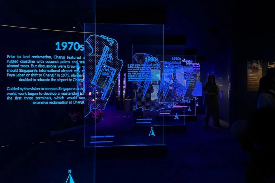 Panel di Zon kedua, ‘Dibina di Atas Asas Yang Kukuh’, mempamerkan urutan perkembangan Lapangan Terbang Changi sejak langkah penambakan tanah yang membuka jalan bagi pembangunan utama lapangan terbang yang seterusnya.