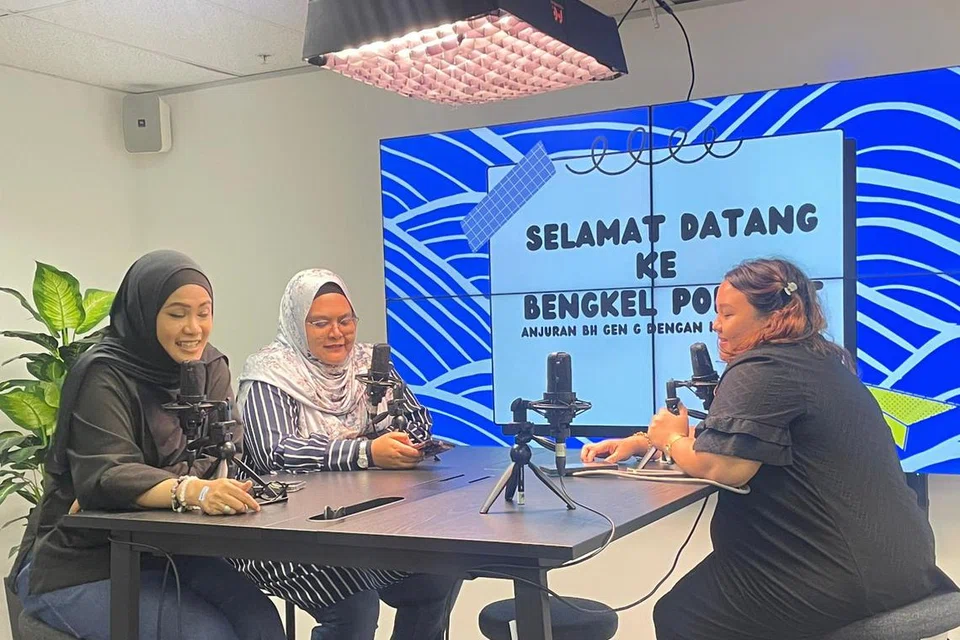 Guru-guru yang menghadiri bengkel podcast BH, (dari kiri) Cik Nazrah Hanani Mohd Rawi, Cik Rosneayu Rosenan dan Cik Nurmerdina Azni daripada Sekolah Rendah Rivervale, cuba mengendalikan podcast tentang kebaikan dan keburukan membeli-belah dalam talian.