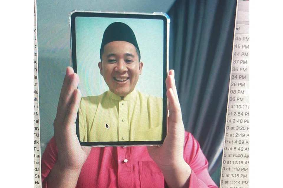 BERSAMA DI ALAM MAYA: Video yang telah tular di dalam talian dihasilkan pencipta kandungan Encik Tawfik Daud turut menampilkan kehadiran Setiausaha Parlimen Kanan (Ehwal Dalam Negeri merangkap Kesihatan), Encik Amrin Amin (atas), pelakon dan pengacara tempatan Cik Nurul Ain, dan personaliti lain menyambut Hari Raya dalam dunia maya. - Foto ihsanTAWFIK DAUD.