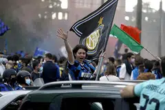 RAI KEJAYAAN: Penyokong Inter meraikan gelaran Serie A dekat Milan, Italy selepas kelab itu memenanginya buat kali ke-19. - Foto EPA-EFE