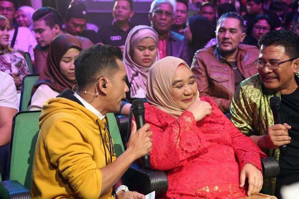 TERHARU: Penyanyi Aida Agil (tengah) yang ditampilkan dalam rancangan Gegar Vaganza 6 (GV6) menerima bantuan RM10,000 daripada Farm Fresh bagi meringankan beban kos rawatannya yang menghidap masalah gangguan saraf, Bell's Palsy sejak 2002. - Foto FACEBOOK AZMI ZAINAL