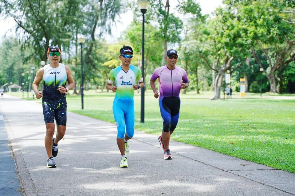 Encik Robin Koh (kiri) serta Encik Haji Shamsuri A Rahman (kanan), mendapat inspirasi daripada Encik Fadzly (tengah) untuk menyertai acara Ironman mereka buat kali pertama di Australia Barat, Busselton.