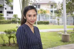 TERUS PANTAU KESIHATAN: Cik Azhany juga menjalani pemeriksaan kesihatan seperti ujian darah setiap kali berasa letih yang luar biasa, untuk memastikan tahap kesihatannya masih sama.- Foto SHAH RIZAL BAHARUDIN