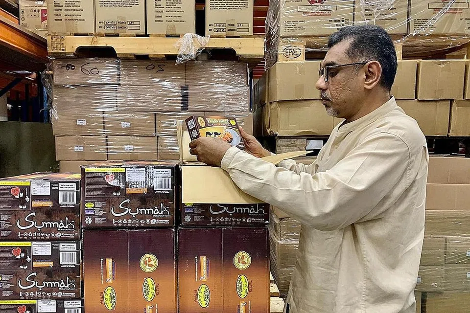 BEKALAN TERJEJAS: Encik Abdul Kadir Abdul Hamid, pemilik syarikat pembekal OS Bagus Foodstuff, memeriksa bekalan kurma di gudangnya. Disebabkan pandemik yang melanda seluruh dunia, penghantaran bekalan kurma terjejas sedikit. - Foto ihsan ABDUL KADIR ABDUL HAMID