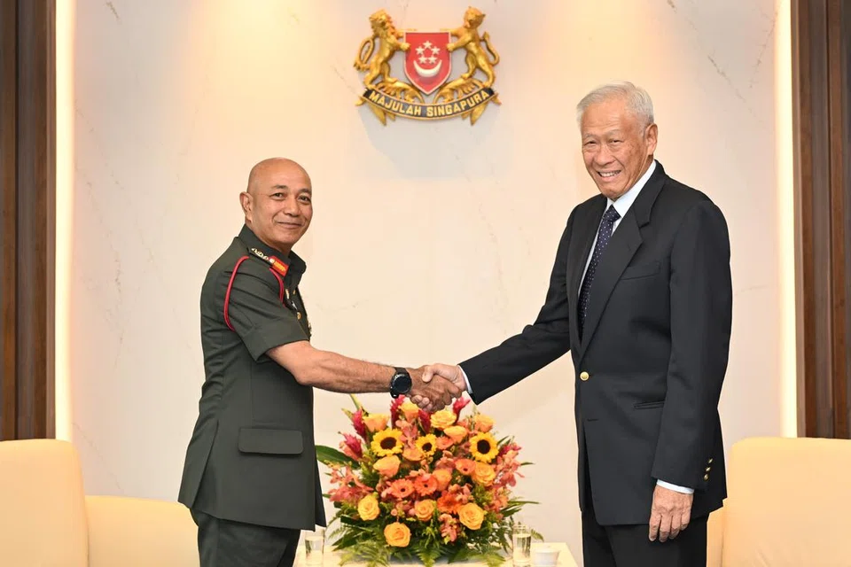 Panglima Pasukan Pertahanan (CDF)  Angkatan Bersenjata Malaysia (ATM), Jeneral ​​Tan Sri Datuk Seri Mohammad Ab Rahman (kiri), bertemu Menteri Pertahanan, Dr Ng Eng Hen di Kementerian Pertahanan pada 21 Januari.