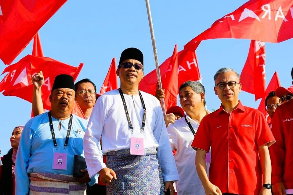 Calon Pakatan Harapan (PH) bagi kerusi Dewan Undangan Negeri (DUN) Semerah, Encik Mohd Khuzzan Abu Bakar (tengah), bersama Menteri Komunikasi, Datuk Fahmi Fadzil (kanan), pada Hari Penamaan Calon, 27 Jun.