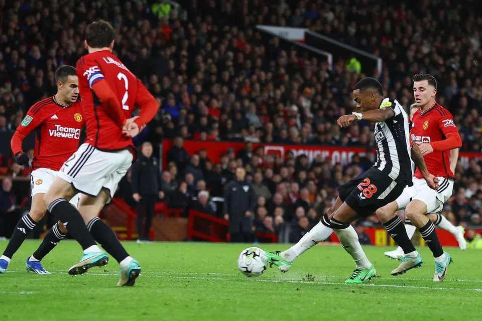 MENANG MEYAKINAN: Joe Willock menjaringkan gol ketiga Newcastle dalam kemenangan 3-0 mereka ke atas Manchester United dalam perlawanan Piala Carabao di Old Trafford pada awal pagi  Khamis. 