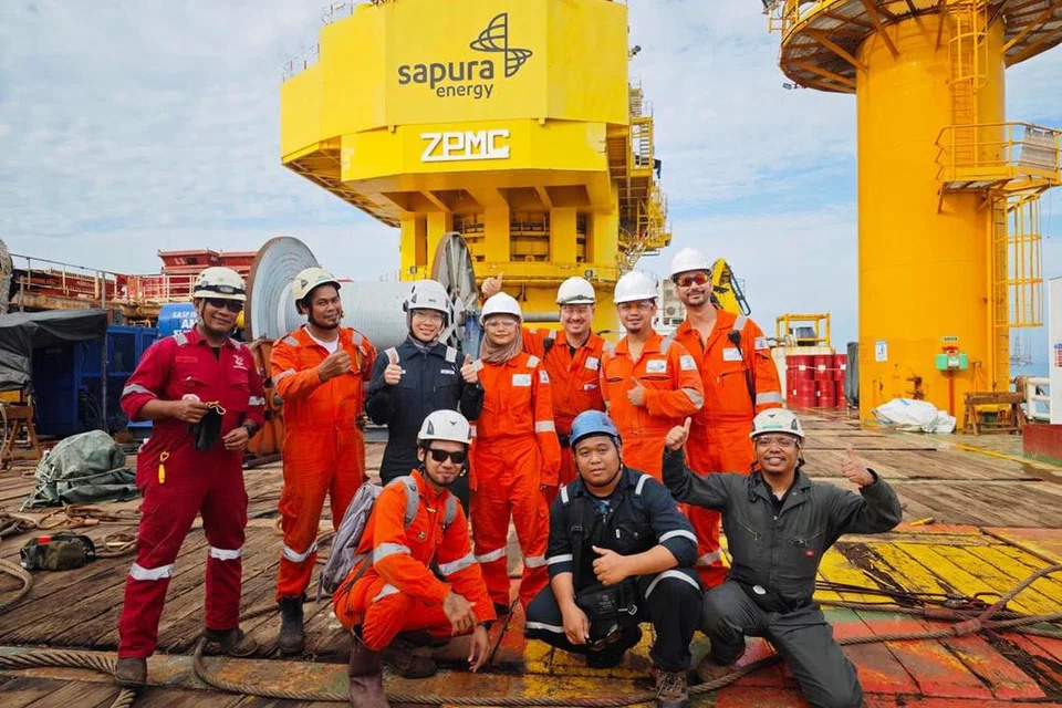 Cik Normalia Sidek antara wanita yang membantu tugas penyelenggaraan kapal di kapal marin milik Sapura Energy Berhad di perairan Johor yang bersempadan Singapura.