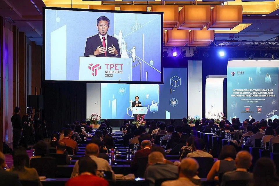 BERI UCAPAN: Menteri Pendidikan, Encik Chan Chun Sing, menyampaikan ucapan sebagai tetamu terhormat Persidangan Pendidikan dan Latihan Teknikal dan Profesional Antarabangsa (TPET) 2022 di Pusat Konvensyen Marina Bay Sands semalam. - Foto CMG