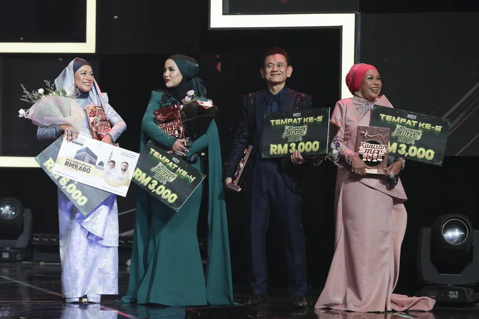 Empat lagi finalis ‘Kilauan Emas 2024’, (dari kiri) Ina, Sue, Wan dan Ron, dengan hadiah masing-masing.