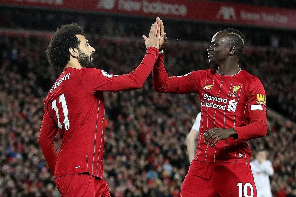 BINTANG LIVERPOOL: Salah (kiri) dan Mane (kanan) meraikan gol dalam kemenangan 2-0 Liverpool menentang Sheffield United di Anfield kelmarin. - Foto REUTERS