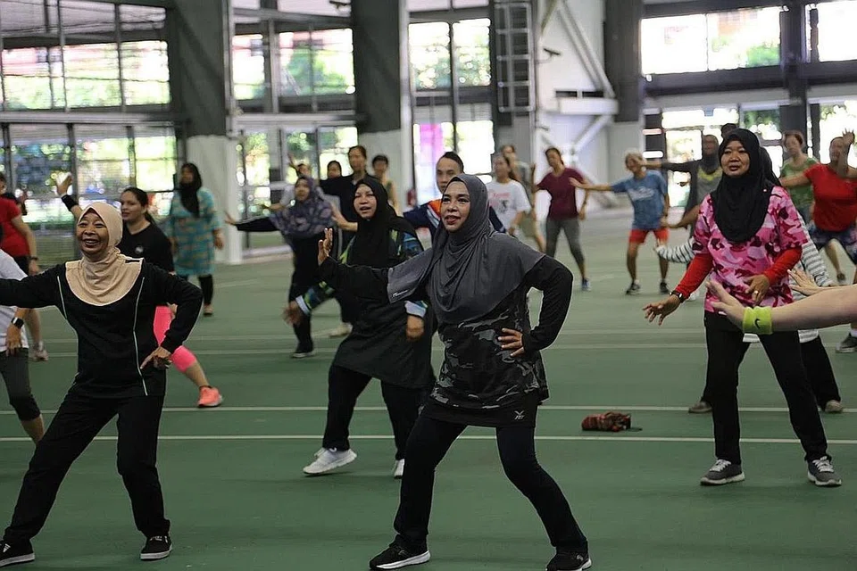 DEMI KESIHATAN: Senaman zumba antara program kecerdasan yang dijalankan oleh Our Tampines Hub (OTH) bagi mengalak gaya hidup sihat. - Foto OUR TAMPINES HUB