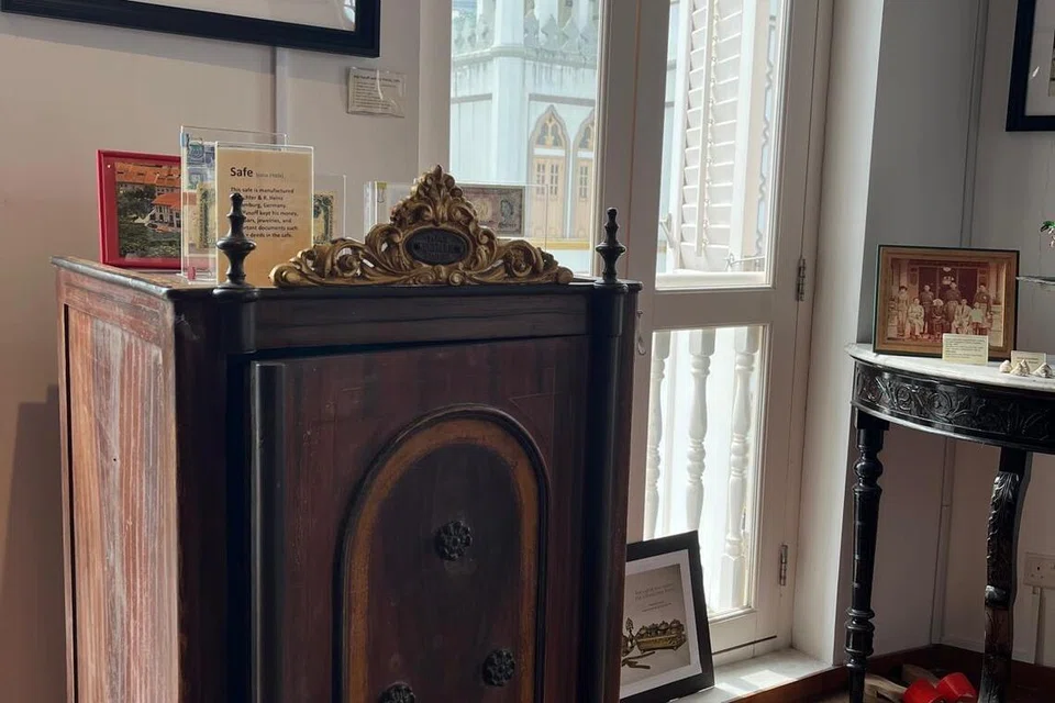 Antara artifak yang mendapat perhatian ramai pengunjung adalah peti besi kegunaan Allahyarham Haji Yusoff. Peti besi tersebut difahami berasal dari Jerman, era pra Perang Dunia Pertama. 