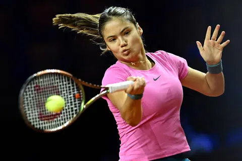 TANPA JURULATIH: Belum ada sebarang perbincangan tentang jurulatih keenam Emma Raducanu sehingga kini selepas pemain tenis muda itu berpisah dengan jurulatih kelimanya, Sebastian Sachs.     