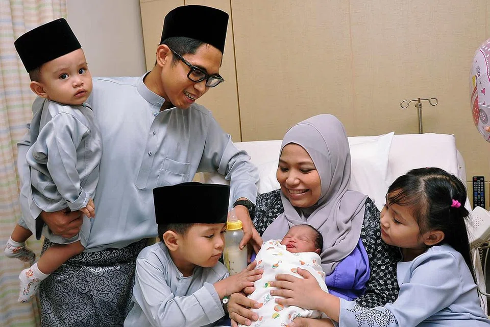 KELAHIRAN CAHAYA MATA SYAWAL: Cik Siti Zalinah Adam menimang cahaya mata yang baru dilahirkannya, Safwa Aisyah. Bersama beliau ialah (dari kiri) Syahmi Ilham, Encik Mohd Fazlan Abdul Samat, Shouqi Haqqi dan Shaura Marissa. - Foto KHALID BABA