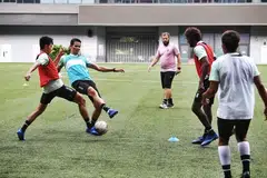 PADANG KEMBALI 'BERNYAWA': Pemain Tampines Rovers menghadiri sesi latihan penuh secara berpasukan yang pertama sejak musim Liga Perdana Singapura (SPL) lewat Mac akibat pandemik Covid-19. - Foto BH oleh KHALID BABA