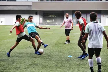 PADANG KEMBALI 'BERNYAWA': Pemain Tampines Rovers menghadiri sesi latihan penuh secara berpasukan yang pertama sejak musim Liga Perdana Singapura (SPL) lewat Mac akibat pandemik Covid-19. - Foto BH oleh KHALID BABA