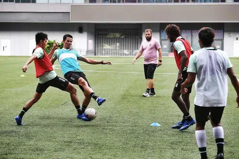 PADANG KEMBALI 'BERNYAWA': Pemain Tampines Rovers menghadiri sesi latihan penuh secara berpasukan yang pertama sejak musim Liga Perdana Singapura (SPL) lewat Mac akibat pandemik Covid-19. - Foto BH oleh KHALID BABA