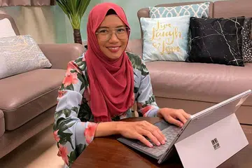 CIK RIKA HERDIYANI AMRUN: Utarakan isu para pelajar yang menghadapi masalah menterjemah bahasa Melayu. Menurutnya, cabaran utamanya adalah tentang kosa kata mereka yang terhad. - Foto ihsan RIKA HERDIYANI AMRU