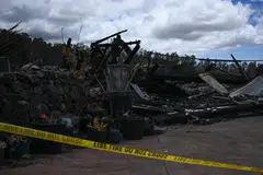 KEBAKARAN PALING TERUK: Rumah penduduk rosak teruk akibat kebakaran hutan di Kula, Hawaii, yang turut mengorbankan 100 orang. 
