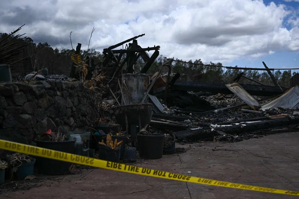 KEBAKARAN PALING TERUK: Rumah penduduk rosak teruk akibat kebakaran hutan di Kula, Hawaii, yang turut mengorbankan 100 orang. 