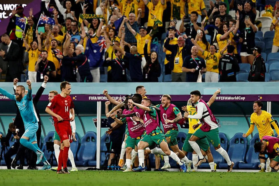 Pemain Australia dan penyokong mereka di stadium meraikan kelayakan ke peringkat kalah mati Piala Dunia, dan akan menentang Argentina.