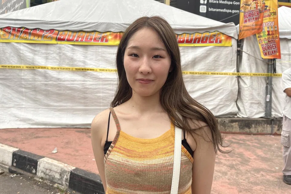 Cik Tomona Ishi, 23 tahun, dari Jepun, tidak melepaskan peluang mengunjungi Batu Caves, di Selangor, sebagai salah satu tempat pelancongan terkenal di Malaysia.