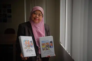 KAJI TOKOH PENTING TAPI PENUH KONTROVERSI: Dr Hadijah Rahmat bersama dua buku kajian baru beliau mengenai Munshi Abdullah, salah seorang tokoh perintis Singapura dan tokoh persuratan Melayu penting tapi penuh kontroversi. - Foto fail