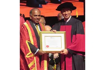 TAMPUK KEPIMPINAN BARU NTU: Presiden keempat NTU, Profesor Subra Suresh (kiri), menerima sijil pelantikannya daripada Encik Ong Ye Kung di Auditorium Nanyang NTU semalam. - Foto BH oleh FABIAN KOH