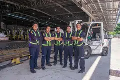Walaupun tidak duduk sebumbung di Johor, lima beradik asal Malaysia (dari kiri) Encik Muhammad Hanafi Sariman, Encik Mohd Khairul Yusuf Sariman, Encik Muhammad Hamizi Sariman, Encik Hery Kurniawan Abdullah dan Encik Mohd Hamizan Sariman dapat merapatkan lagi ukhuwah mereka ketika bekerja bersama-sama di FedEx Singapura.