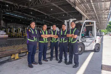 Walaupun tidak duduk sebumbung di Johor, lima beradik asal Malaysia (dari kiri) Encik Muhammad Hanafi Sariman, Encik Mohd Khairul Yusuf Sariman, Encik Muhammad Hamizi Sariman, Encik Hery Kurniawan Abdullah dan Encik Mohd Hamizan Sariman dapat merapatkan lagi ukhuwah mereka ketika bekerja bersama-sama di FedEx Singapura.